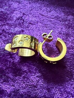 Chunky Gold Tone Star & Crystal Hoop Earrings